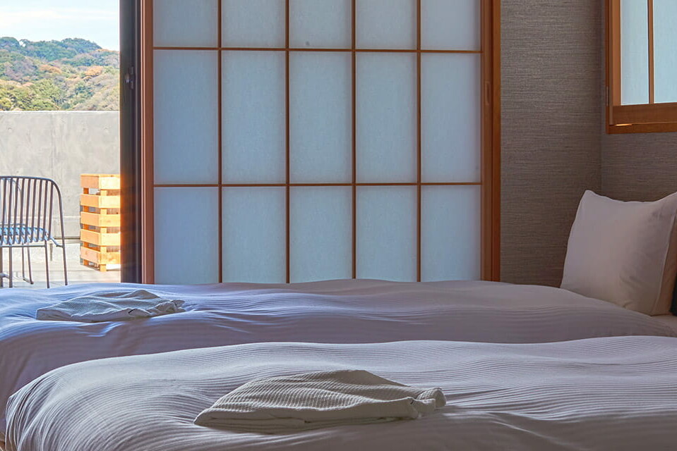 鎌倉 お洒落なホテル KAMAKURAHOTEL 部屋 ベット 寝室
